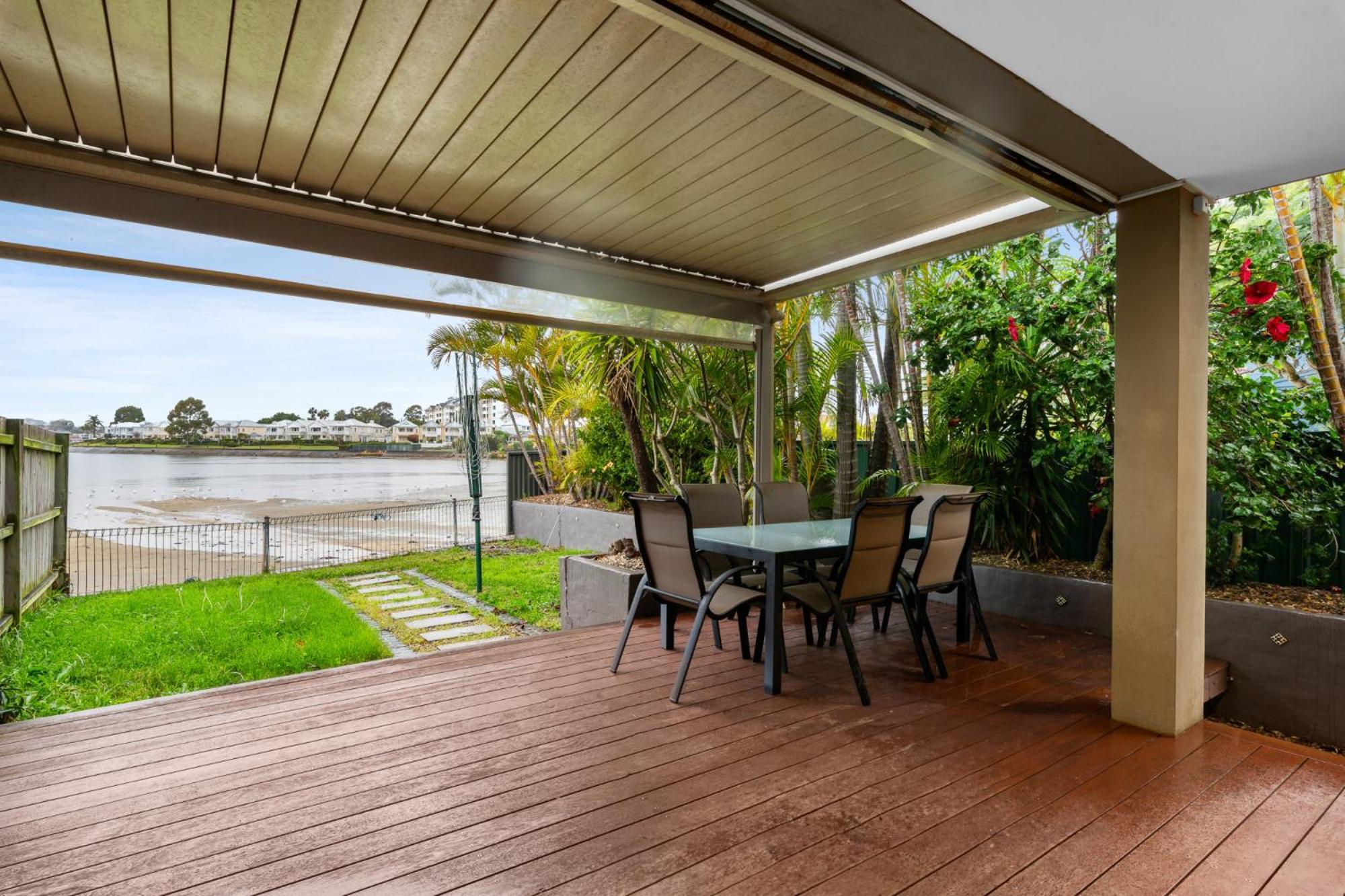 Ferienhaus Modern 3-bed With Pool & Water Views By *