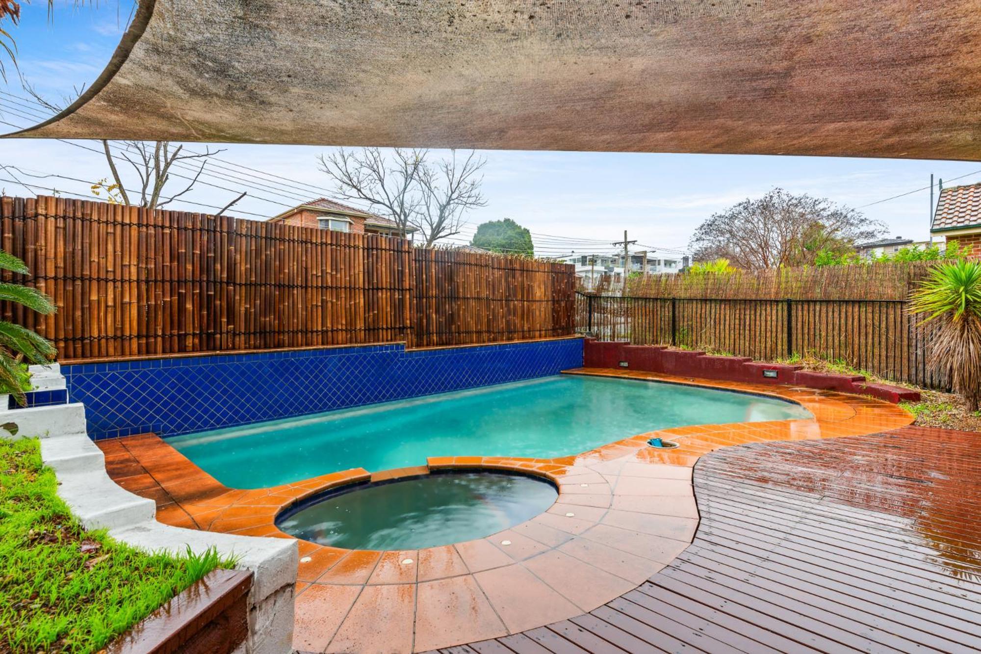 Ferienhaus Modern 3-bed With Pool & Water Views By